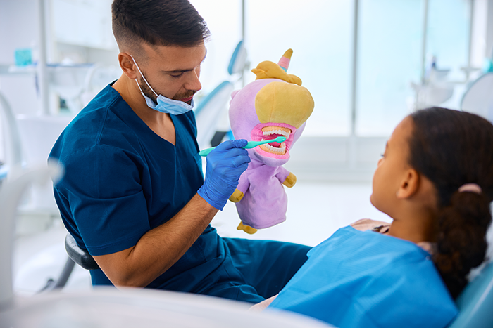 dentist-teaching-black-little-girl-to-wash-her-teeth