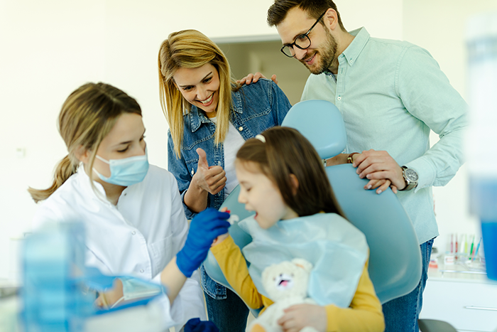the-doctor-shows-to-girl-and-parents